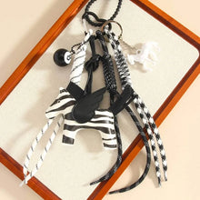 Carregar imagem no visualizador da galeria, Berloque para Bolsa - Modelo Pégasus Zebrado
