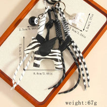 Carregar imagem no visualizador da galeria, Berloque para Bolsa - Modelo Pégasus Zebrado
