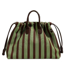 Carregar imagem no visualizador da galeria, Bolsa Maxi Listrada — Estilo, Espaço e Versatilidade - Modelo Ibiza
