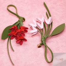 Carregar imagem no visualizador da galeria, Berloques para Bolsas - Modelo Flores em Couro PU

