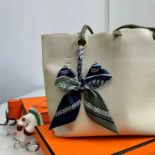 Carregar imagem no visualizador da galeria, Berloque para Bolsa - Modelo Laço em Lenço
