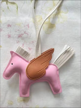Carregar imagem no visualizador da galeria, Berloque Mini Pegasus (Hermès Inspiração) em Couro PU para sua Bolsa
