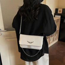 Carregar imagem no visualizador da galeria, Bolsa Signature -  Estilo Clássico Francês, com Correntes e Pedras Incrustadas
