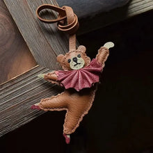Carregar imagem no visualizador da galeria, Berloque para Bolsa - Modelo Ursa Bailarina Couro PU
