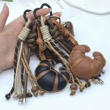 Carregar imagem no visualizador da galeria, Berloque para Bolsa - Modelo Croissant Couro PU
