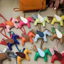 Carregar imagem no visualizador da galeria, Berloque Mini Pegasus (Hermès Inspiração) em Couro PU para sua Bolsa
