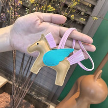 Carregar imagem no visualizador da galeria, Berloque Mini Pegasus (Hermès Inspiração) em Couro PU para sua Bolsa
