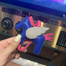 Carregar imagem no visualizador da galeria, Berloque Mini Pegasus (Hermès Inspiração) em Couro PU para sua Bolsa

