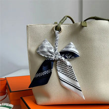 Carregar imagem no visualizador da galeria, Berloque para Bolsa - Modelo Laço em Lenço

