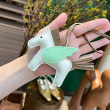 Carregar imagem no visualizador da galeria, Berloque Mini Pegasus (Hermès Inspiração) em Couro PU para sua Bolsa
