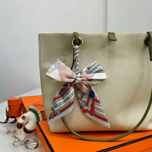 Carregar imagem no visualizador da galeria, Berloque para Bolsa - Modelo Laço em Lenço
