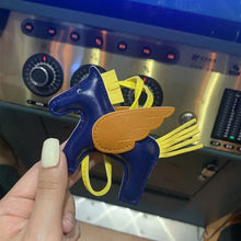 Carregar imagem no visualizador da galeria, Berloque Mini Pegasus (Hermès Inspiração) em Couro PU para sua Bolsa
