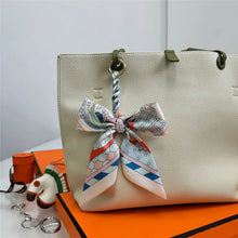 Carregar imagem no visualizador da galeria, Berloque para Bolsa - Modelo Laço em Lenço
