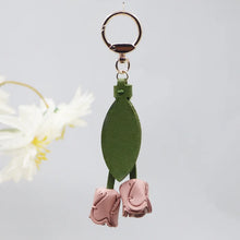Carregar imagem no visualizador da galeria, Berloque Flor em Couro PU
