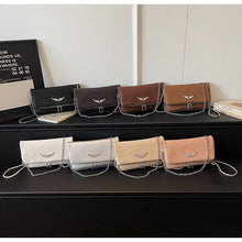 Carregar imagem no visualizador da galeria, Bolsa Signature -  Estilo Clássico Francês, com Correntes e Pedras Incrustadas
