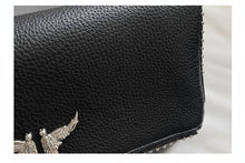 Carregar imagem no visualizador da galeria, Bolsa Signature -  Estilo Clássico Francês, com Correntes e Pedras Incrustadas
