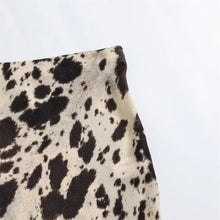 Carregar imagem no visualizador da galeria, Saia Acetinada Animal Print - Modelo Malaga
