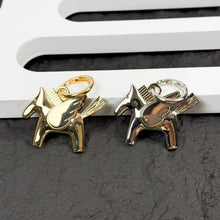 Carregar imagem no visualizador da galeria, Berloque para Bolsa - Modelo Pegasus Metal
