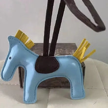Carregar imagem no visualizador da galeria, Berloque Mini Pegasus (Hermès Inspiração) em Couro PU para sua Bolsa
