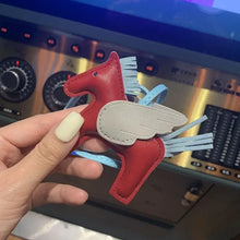Carregar imagem no visualizador da galeria, Berloque Mini Pegasus (Hermès Inspiração) em Couro PU para sua Bolsa
