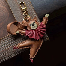 Carregar imagem no visualizador da galeria, Berloque para Bolsa - Modelo Ursa Bailarina Couro PU
