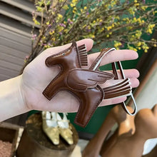 Carregar imagem no visualizador da galeria, Berloque Mini Pegasus (Hermès Inspiração) em Couro PU para sua Bolsa
