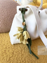 Carregar imagem no visualizador da galeria, Berloques para Bolsas - Modelo Flores em Couro PU

