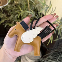 Carregar imagem no visualizador da galeria, Berloque Mini Pegasus (Hermès Inspiração) em Couro PU para sua Bolsa
