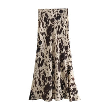 Carregar imagem no visualizador da galeria, Saia Acetinada Animal Print - Modelo Malaga
