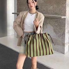 Carregar imagem no visualizador da galeria, Bolsa Maxi Listrada — Estilo, Espaço e Versatilidade - Modelo Ibiza

