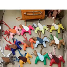 Carregar imagem no visualizador da galeria, Berloque Mini Pegasus (Hermès Inspiração) em Couro PU para sua Bolsa
