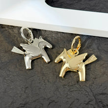 Carregar imagem no visualizador da galeria, Berloque para Bolsa - Modelo Pegasus Metal
