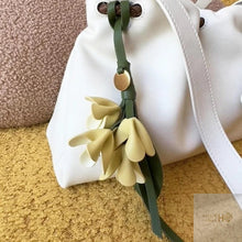 Carregar imagem no visualizador da galeria, Berloques para Bolsas - Modelo Flores em Couro PU
