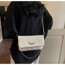 Carregar imagem no visualizador da galeria, Bolsa Signature -  Estilo Clássico Francês, com Correntes e Pedras Incrustadas

