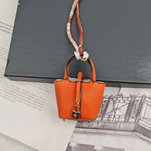 Carregar imagem no visualizador da galeria, Berloque para Bolsas e porta Earpods - Modelo Mini Picotin Hermès
