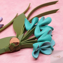 Carregar imagem no visualizador da galeria, Berloques para Bolsas - Modelo Flores em Couro PU
