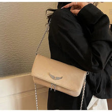 Carregar imagem no visualizador da galeria, Bolsa Signature -  Estilo Clássico Francês, com Correntes e Pedras Incrustadas
