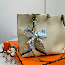 Carregar imagem no visualizador da galeria, Berloque para Bolsa - Modelo Laço em Lenço
