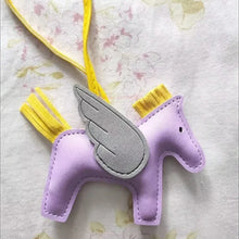 Carregar imagem no visualizador da galeria, Berloque Mini Pegasus (Hermès Inspiração) em Couro PU para sua Bolsa
