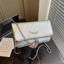 Carregar imagem no visualizador da galeria, Bolsa Signature -  Estilo Clássico Francês, com Correntes e Pedras Incrustadas
