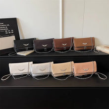 Carregar imagem no visualizador da galeria, Bolsa Signature -  Estilo Clássico Francês, com Correntes e Pedras Incrustadas

