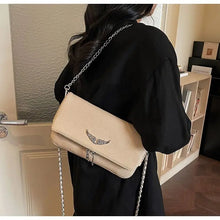 Carregar imagem no visualizador da galeria, Bolsa Signature -  Estilo Clássico Francês, com Correntes e Pedras Incrustadas
