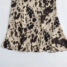 Carregar imagem no visualizador da galeria, Saia Acetinada Animal Print - Modelo Malaga
