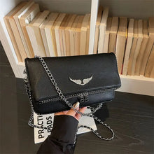 Carregar imagem no visualizador da galeria, Bolsa Signature -  Estilo Clássico Francês, com Correntes e Pedras Incrustadas
