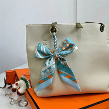 Carregar imagem no visualizador da galeria, Berloque para Bolsa - Modelo Laço em Lenço
