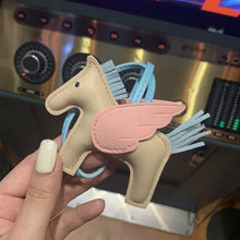 Carregar imagem no visualizador da galeria, Berloque Mini Pegasus (Hermès Inspiração) em Couro PU para sua Bolsa
