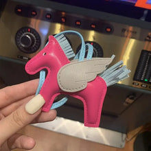 Carregar imagem no visualizador da galeria, Berloque Mini Pegasus (Hermès Inspiração) em Couro PU para sua Bolsa
