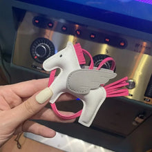 Carregar imagem no visualizador da galeria, Berloque Mini Pegasus (Hermès Inspiração) em Couro PU para sua Bolsa
