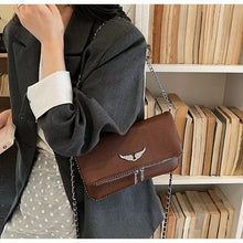 Carregar imagem no visualizador da galeria, Bolsa Signature -  Estilo Clássico Francês, com Correntes e Pedras Incrustadas
