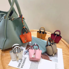 Carregar imagem no visualizador da galeria, Berloque para Bolsas e porta Earpods - Modelo Mini Picotin Hermès

